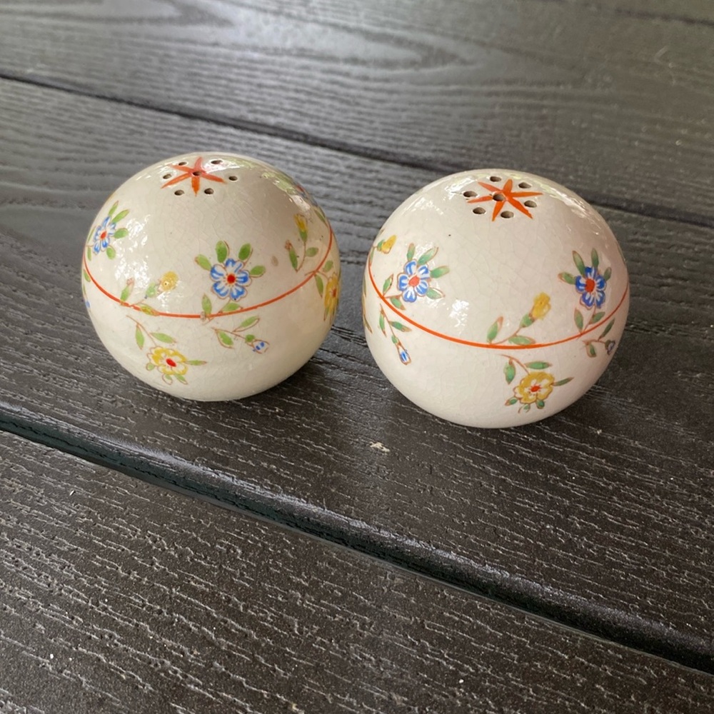 🧂 Vintage Salt and Pepper Shakers 🧂